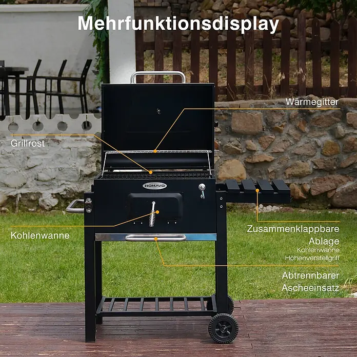 HOMAVO Holzkohlegrill - Durchmesser Grillfläche: 56 cm, schwarz - Schwarzer Holzkohlegrill mit offenem Deckel, Warmhalterost und klappbarer Seitenablage auf einer Terrasse.