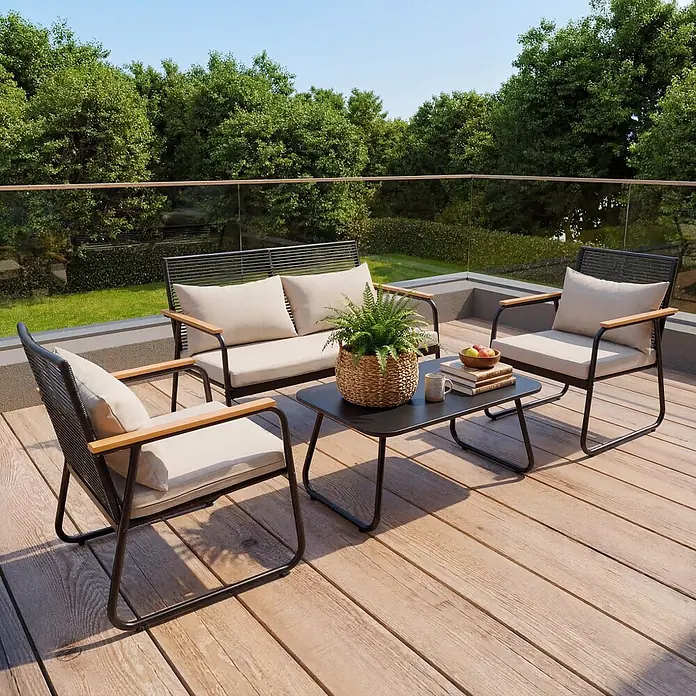 HOMAVO Loungemöbel-Set - 2 -tlg., PE-Rattan und pulverbeschichteter Kohlenstoffstahl, Weiß - Outdoor-Lounge-Set: schwarzes Metall-Sofa und Stühle mit hellen Kissen, Holzarmlehnen und einem schwarzen Couchtisch auf einer Terrasse.