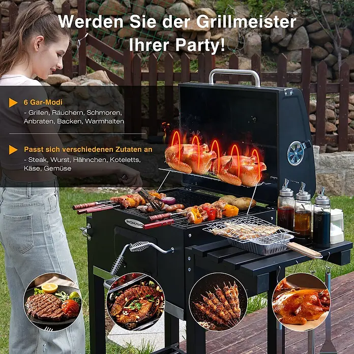 HOMAVO Holzkohlegrill - Durchmesser Grillfläche: 56 cm, schwarz - Schwarzer Outdoor-Holzkohlegrill und Smoker mit verschiedenen Speisen, der seine multifunktionale Nutzung im Garten zeigt.