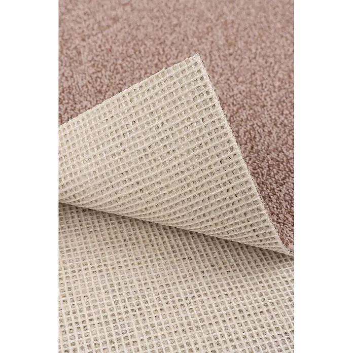 Bricoflor Teppichboden Meterware 6,5x4m, Schlinge meliert, hell-braun terra - Schlinge, 100 % Polyamid (PA), hell-braun terra - Beiges, waffelgemustertes Anti-Rutsch-Teppichunterlage, teilweise angehoben, um Textur zu zeigen, auf braunem Teppich.