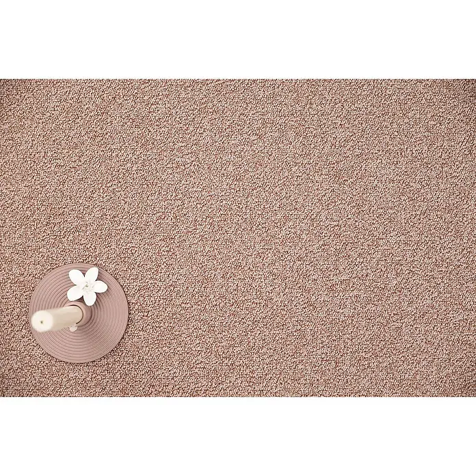 Bricoflor Teppichboden Meterware 6,5x4m, Schlinge meliert, hell-braun terra - Schlinge, 100 % Polyamid (PA), hell-braun terra - Hellrosa strukturierter Teppich, gezeigt mit dekorativem Kerzenhalter und weißer Blume in der Ecke.