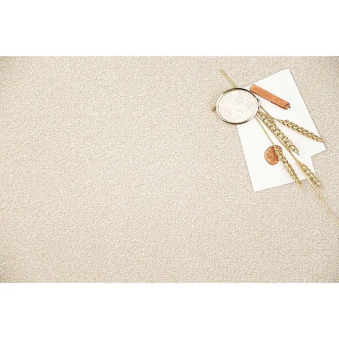 Bricoflor Teppichboden Meterware 4x4m, Schlinge meliert, hell-beige weiß - Schlinge, 100 % Polyamid (PA), hell-beige weiß - Weiße Karten mit Siegellack, goldenem Siegelstempel, Weizenähren und kleinem Holzwerkzeug, elegant auf hellem Stoff arrangiert.