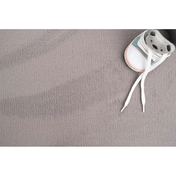 Bricoflor Teppichboden Meterware 6x4m, Velours uni, grau - Velours, 100 % Polyamid (PA), grau - Ein einzelner weißer Babyschuh mit hellblauen Akzenten, orangefarbener Verzierung und grauem Innenfutter mit schwarzen Punkten, mit ungebundenen weißen Schnürsenkeln.