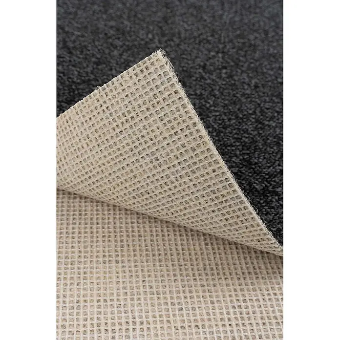 Bricoflor Teppichboden Meterware Schlinge meliert, anthrazit schwarz, 500 x 400 cm - Breite: 400 cm, Schlinge, 100 % Polyamid (PA), anthrazit schwarz - Dunkelgrauer Teppich mit beiger, gittergemusterter Anti-Rutsch-Unterseite, teilweise angehoben, um die texturierte Oberfläche zu zeigen.