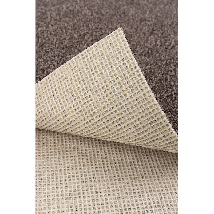 Bricoflor Teppichboden Meterware 7x4m, Schlinge meliert, braun - Schlinge, 100 % Polyamid (PA), braun - Nahaufnahme eines braunen Teppichs mit beiger, gitterförmiger Anti-Rutsch-Unterseite.