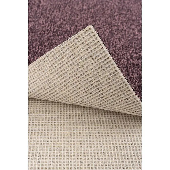 Bricoflor Teppichboden Meterware 2x4m, Schlinge meliert, lila - Schlinge, 100 % Polyamid (PA), lila - Lila Teppich hochgehoben, der seine weiche Oberfläche und beigefarbene rutschfeste Gitterunterseite zeigt.