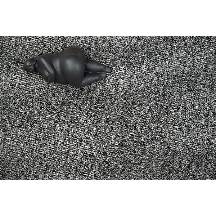 Bricoflor Teppichboden Meterware 3,5x4m, Schlinge meliert, grau - Schlinge, 100 % Polyamid (PA), grau - Schwarze, abstrakte Skulptur einer liegenden Figur auf einem gemusterten grauen Teppich.