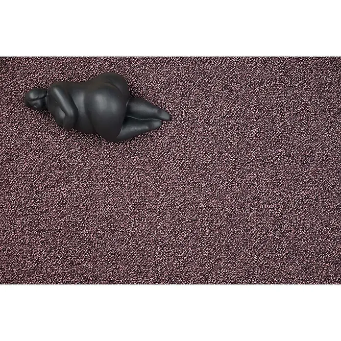 Bricoflor Teppichboden Meterware 2x4m, Schlinge meliert, lila - Schlinge, 100 % Polyamid (PA), lila - Schwarze liegende Figur auf einem strukturierten, weinroten Stoff.