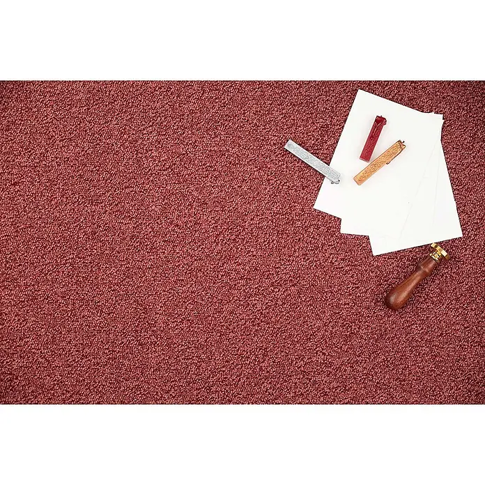 Bricoflor Teppichboden Meterware Schlinge meliert, dunkel-rot, 300 x 500 cm - Breite: 500 cm, Schlinge, 100 % Polyamid (PA), dunkel-rot - Wachs-Siegelset auf roter texturierter Oberfläche mit roten und bronzenen Wachsstiften, einem verzierten Siegel und leeren weißen Papieren.