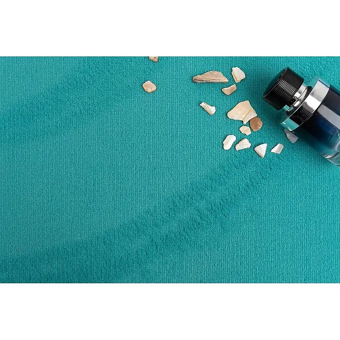 Bricoflor Teppichboden Meterware 2x4m, Velours uni, türkis grün - Velours, 100 % Polyamid (PA), türkis grün - Metallische Flasche mit schwarzem gerippten Verschluss, umgeben von hellen Muschelfragmenten auf einer texturierten Oberfläche.