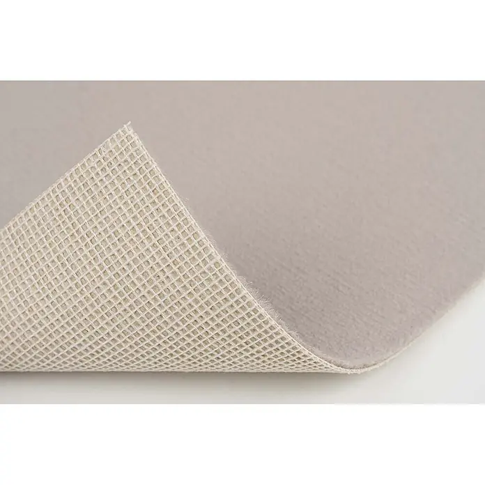Bricoflor Teppichboden Meterware 2x4m, Velours uni, hell-grau - Velours, 100 % Polyamid (PA), hell-grau - Helle, graue Teppichunterlage, hochgeklappt, um die beigefarbene Antirutsch-Gitterunterseite zu zeigen.