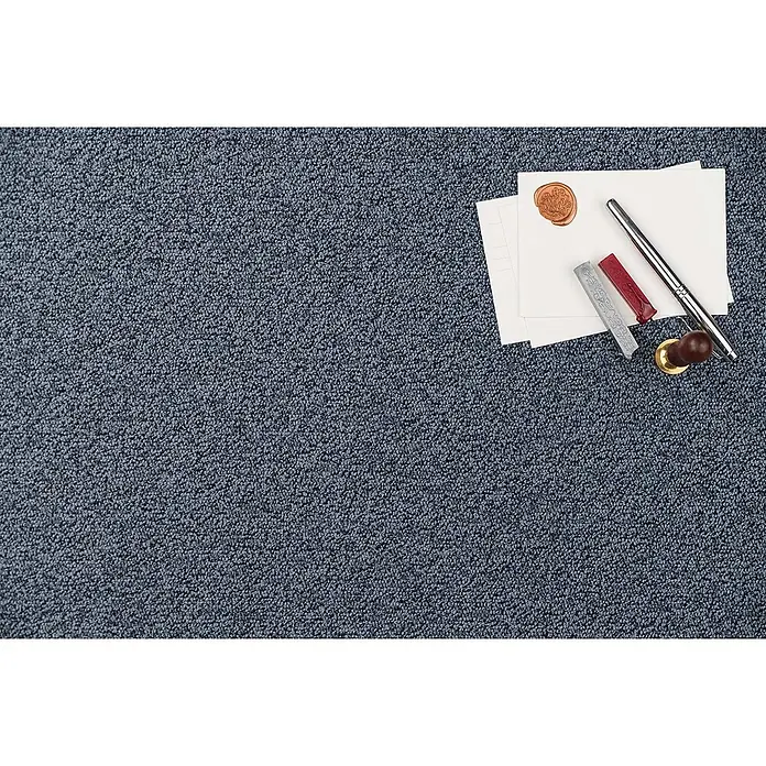 Bricoflor Teppichboden Meterware 6x5m, Schlinge meliert, dunkel-grau - Schlinge, 100 % Polyamid (PA), dunkel-grau - Schreibwaren-Set mit Umschlägen, einem bronzefarbenen Siegelwachs, roten und silbernen Wachsstangen und einem Stift auf blau-grauem Teppich.