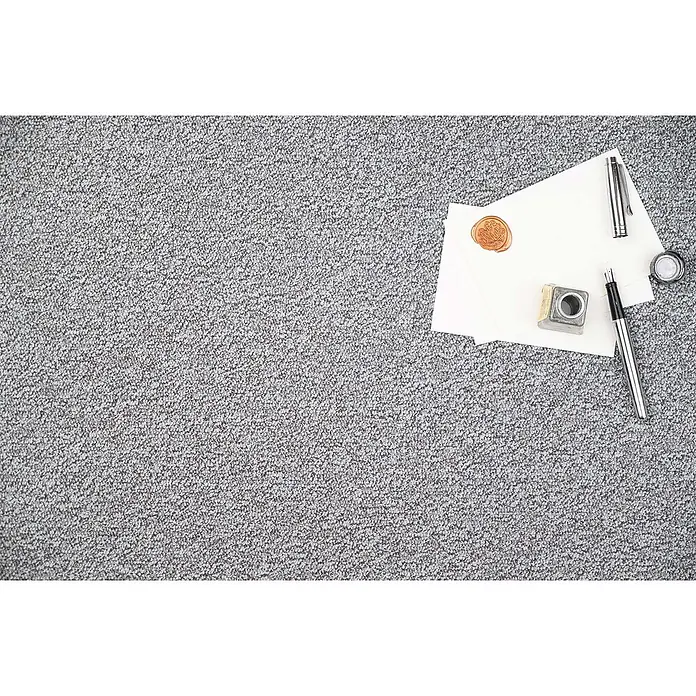 Bricoflor Teppichboden Meterware 2x4m, Schlinge meliert, hell-grau silber - Schlinge, 100 % Polyamid (PA), hell-grau silber - Klassisches Schreibset: zwei Füllfederhalter, ein Tintenfass und Umschläge mit einem Wachssiegel.