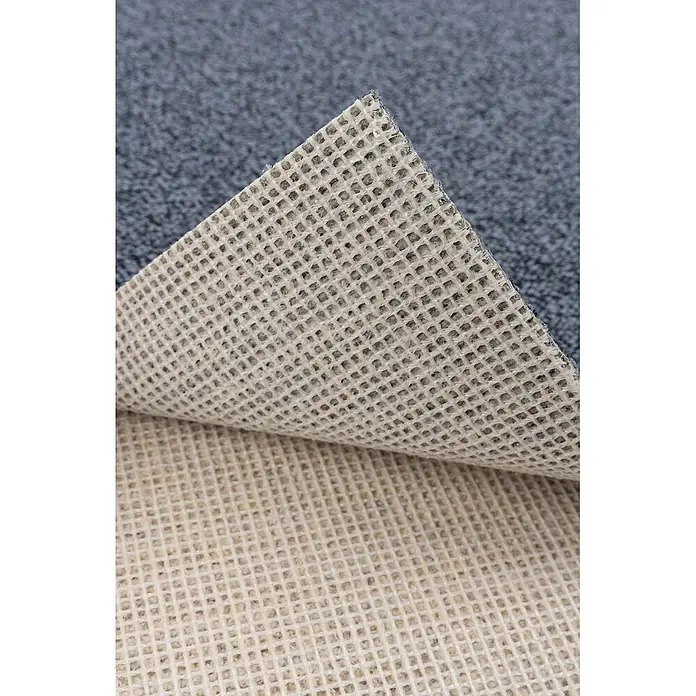 Bricoflor Teppichboden Meterware 6x5m, Schlinge meliert, dunkel-grau - Schlinge, 100 % Polyamid (PA), dunkel-grau - Blauer Teppich mit sichtbarer, cremefarbener Anti-Rutsch-Rückseite im Gittermuster.