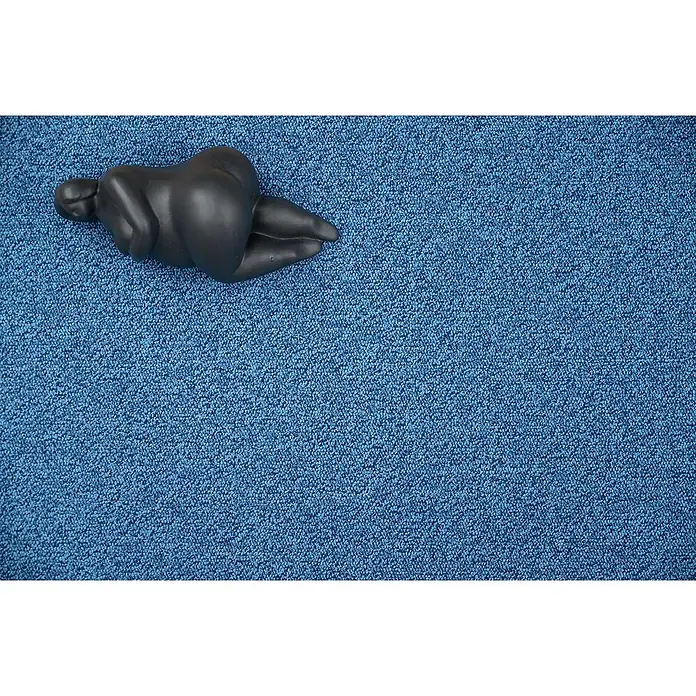 Bricoflor Teppichboden Meterware Schlinge meliert, blau, 650 x 500 cm - Breite: 500 cm, Schlinge, 100 % Polyamid (PA), blau - Schwarze matte Statuette einer liegenden, voluminösen Figur auf blauem strukturiertem Untergrund.