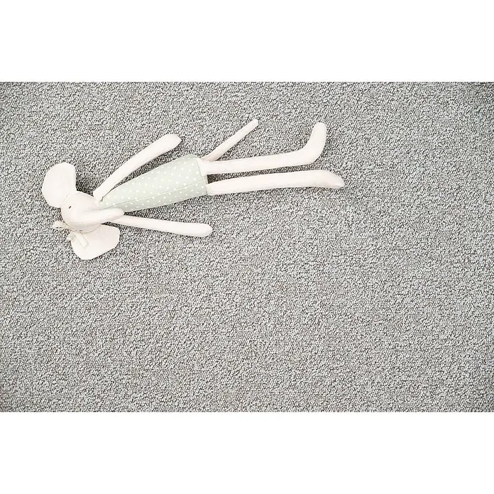 Bricoflor Teppichboden Meterware 4,5x4m, Schlinge meliert, hell-grau beige - Schlinge, 100 % Polyamid (PA), hell-grau beige - Weiches rosafarbenes Plüschhasenspielzeug mit hellgrünem gepunkteten Körper.