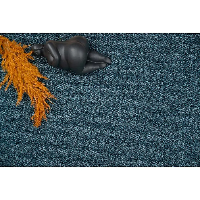 Bricoflor Teppichboden Meterware Schlinge meliert, petrol türkis, 750 x 400 cm - Breite: 400 cm, Schlinge, 100 % Polyamid (PA), petrol türkis - Schwarze, liegende weibliche Aktfigur neben einer orangefarbenen, gefiederten Pflanze auf blauem Strukturgrund.