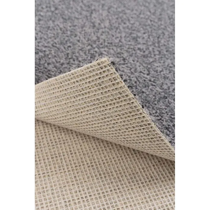 Bricoflor Teppichboden Meterware 8x5m, Schlinge meliert, hell-grau - Schlinge, 100 % Polyamid (PA), hell-grau - Grauer Teppich zeigt seine beige, waffelmusterte, rutschfeste Unterseite.