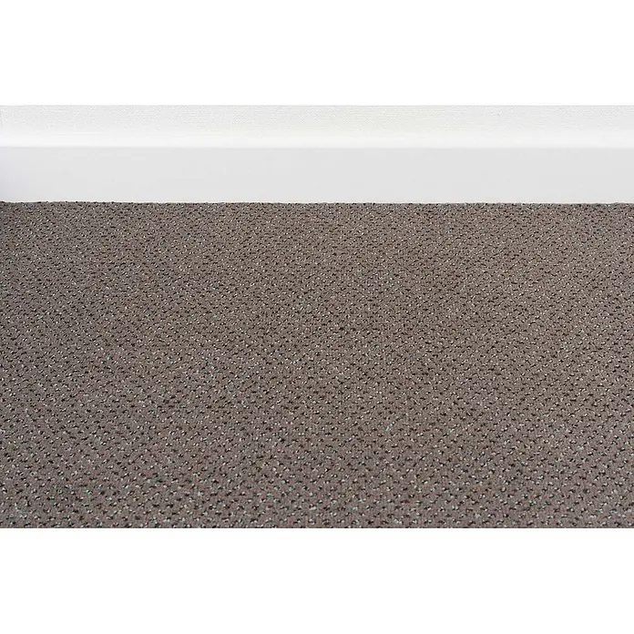 Bricoflor Teppichboden Meterware Velours gemustert, braun grau, 550 x 400 cm - Breite: 400 cm, Velours, 100 % Polyamid (PA), braun grau - Brauner, gesprenkelter Teppich, nah aufgenommen an einer weißen Fußleiste.
