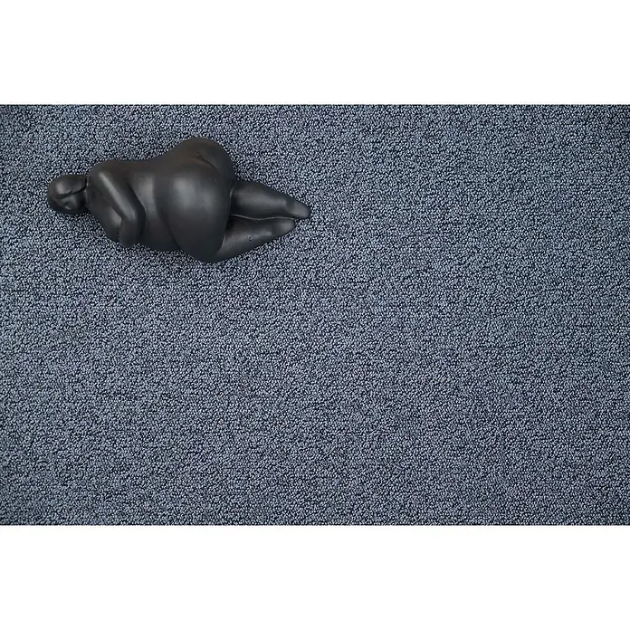 Bricoflor Teppichboden Meterware 9x4m, Schlinge meliert, dunkel-grau blau - Schlinge, 100 % Polyamid (PA), dunkel-grau blau - Schwarze abstrakte liegende Skulptur auf strukturiertem blau-grauem Teppich.