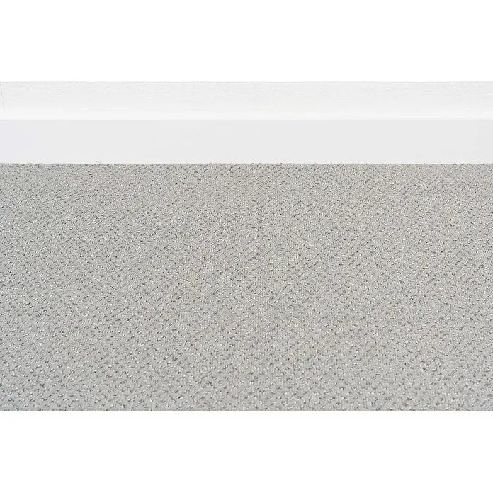 Bricoflor Teppichboden Meterware Velours gemustert, hell-grau weiß, 900 x 400 cm - Breite: 400 cm, Velours, 100 % Polyamid (PA), hell-grau weiß - Hellgrauer strukturierter Teppichboden, verlegt neben einer weißen Fußleiste.