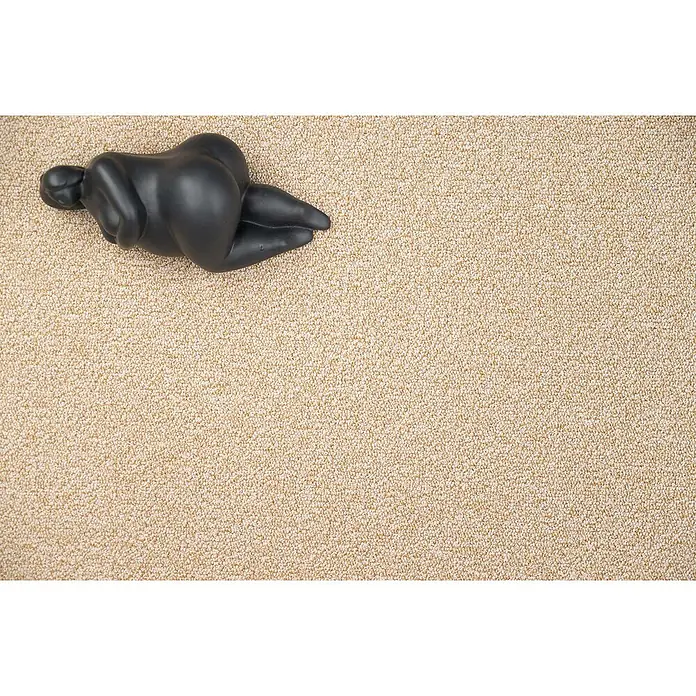 Bricoflor Teppichboden Meterware 2x4m, Schlinge meliert, beige - Schlinge, 100 % Polyamid (PA), beige - Eine matte schwarze abstrakte Skulptur einer liegenden weiblichen Figur auf einer beigen strukturierten Oberfläche.