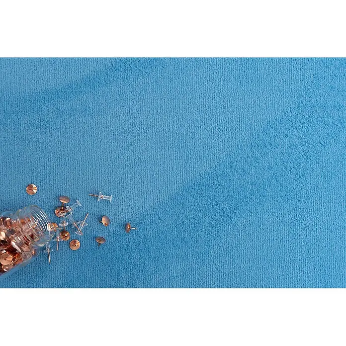 Bricoflor Teppichboden Meterware 5x4m, Velours uni, hell-blau - Velours, 100 % Polyamid (PA), hell-blau - Kupferfarbene Reißnägel und transparente Pinnnadeln aus einem Glas auf blauem Untergrund verschüttet.