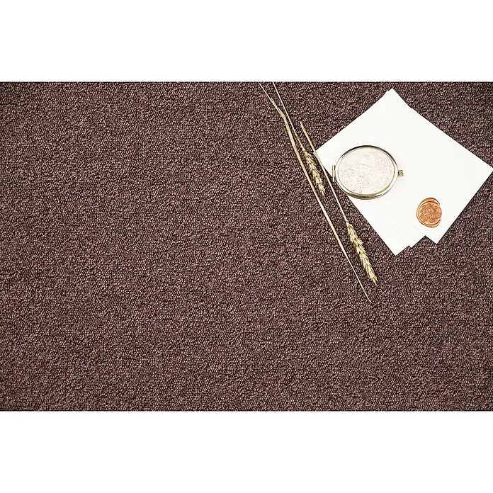 Bricoflor Teppichboden Meterware 2,5x4m, Schlinge meliert, dunkel-braun - Schlinge, 100 % Polyamid (PA), dunkel-braun - Weiße Umschläge mit Medaillon und Weizenähren auf braunem, strukturiertem Untergrund.
