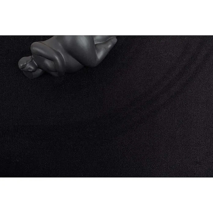 Bricoflor Teppichboden Meterware Velours uni, schwarz, 400 x 400 cm - Breite: 400 cm, Velours, 100 % Polyamid (PA), schwarz - Dunkelgraue liegende menschliche Skulptur auf schwarzem Textil.
