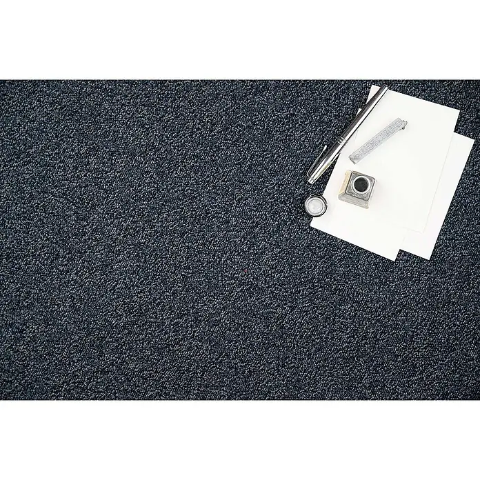 Bricoflor Teppichboden Meterware 2,5x4m, Schlinge meliert, dunkel-blau - Schlinge, 100 % Polyamid (PA), dunkel-blau - Dunkelblauer, strukturierter Teppich mit dezenten Variationen, ergänzt durch Füller, Tintenfass, Siegel und weiße Papiere.