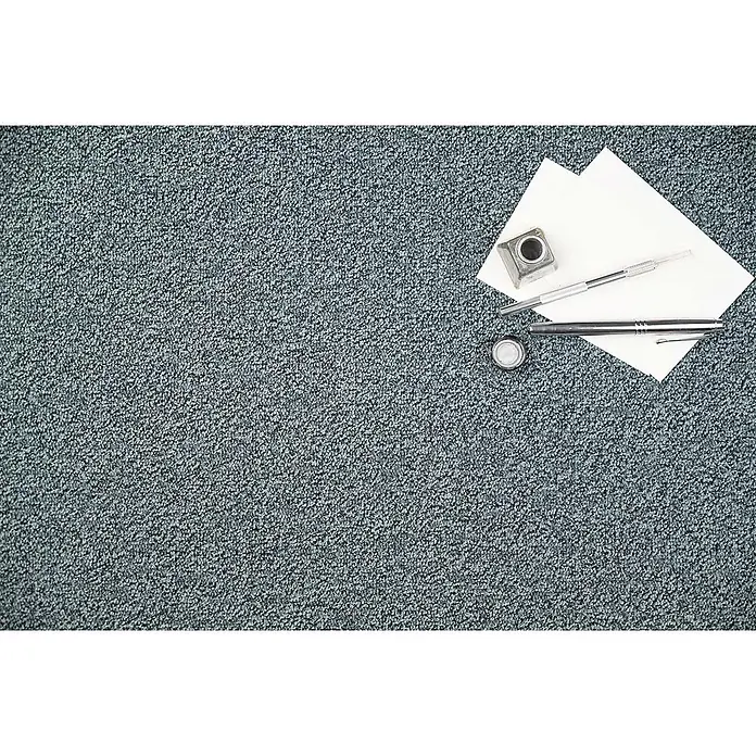 Bricoflor Teppichboden Meterware 6,5x4m, Schlinge meliert, grau blau - Schlinge, 100 % Polyamid (PA), grau blau - Tintenfass, zwei silberne Stifte und weißes Papier, bereit zum Schreiben.