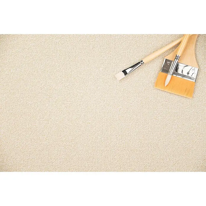 Bricoflor Teppichboden Meterware 3,5x4m, Schlinge meliert, hell-beige - Schlinge, 100 % Polyamid (PA), hell-beige - Drei Pinsel mit Holzgriffen und hellen Borsten, auf einem strukturierten beigefarbenen Stoffuntergrund.