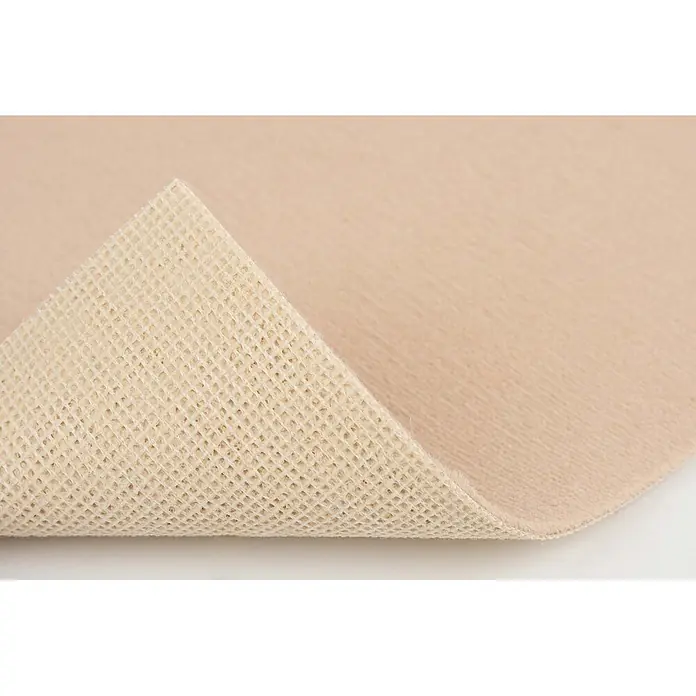 Bricoflor Teppichboden Meterware 6,5x4m, Velours uni, beige hell-braun - Velours, 100 % Polyamid (PA), beige hell-braun - Hellbeiges Anti-Rutsch-Teppichkissen, umgeklappt, um die strukturierte Gitterunterseite zu zeigen.