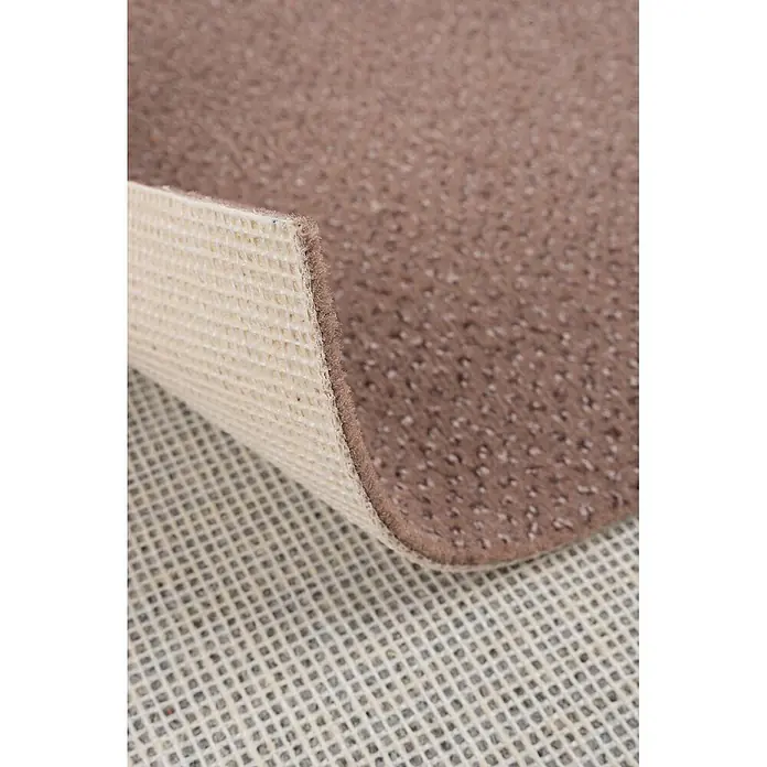 Bricoflor Teppichboden Meterware Velours gemustert, braun, 700 x 400 cm - Breite: 400 cm, Velours, 100 % Polyamid (PA), braun - Brauner Teppich, der seine beige Waffelrückseite zeigt, liegt auf einer weißen Antirutsch-Gitter-Teppichunterlage.