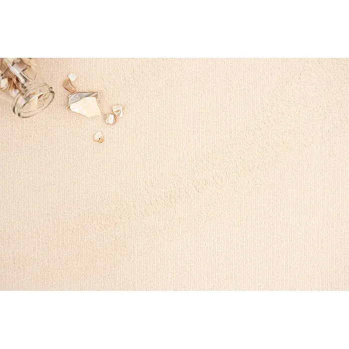 Bricoflor Teppichboden Meterware 6,5x4m, Velours uni, beige hell-braun - Velours, 100 % Polyamid (PA), beige hell-braun - Ein umgekipptes Glasgefäß auf hellem Sand, aus dem kleine Muscheln und Muschelstücke herausfallen.