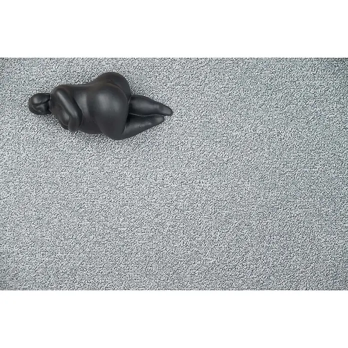 Bricoflor Teppichboden Meterware 4,5x5m, Schlinge meliert, hell-grau weiß - Schlinge, 100 % Polyamid (PA), hell-grau weiß - Abstrakte schwarze Skulptur einer liegenden, üppigen Figur.