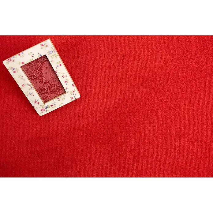 Bricoflor Teppichboden Meterware 6,5x4m, Velours uni, rot - Velours, 100 % Polyamid (PA), rot - Kleiner Bilderrahmen mit gebrochen-weißem Blumenmuster und leuchtend rotem Einsatz.