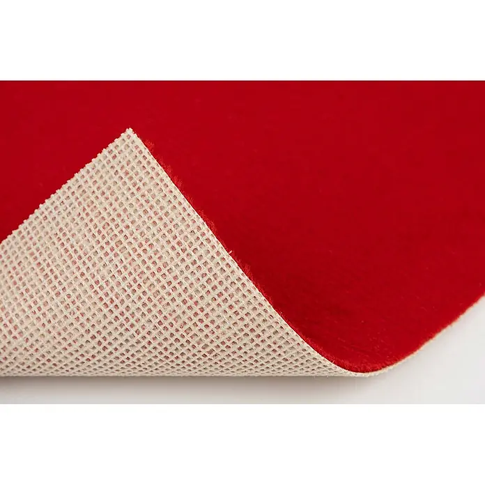 Bricoflor Teppichboden Meterware 6,5x4m, Velours uni, rot - Velours, 100 % Polyamid (PA), rot - Roter Teppich mit weißer, rutschfester Gitterunterseite, teilweise angehoben um die Textur zu zeigen.