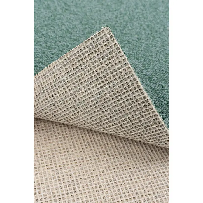 Bricoflor Teppichboden Meterware 2x5m, Schlinge meliert, hell-grün - Schlinge, 100 % Polyamid (PA), hell-grün - Grüner Teppich umgeklappt, um seine beigefarbene, gitterförmige Anti-Rutsch-Unterseite zu zeigen.