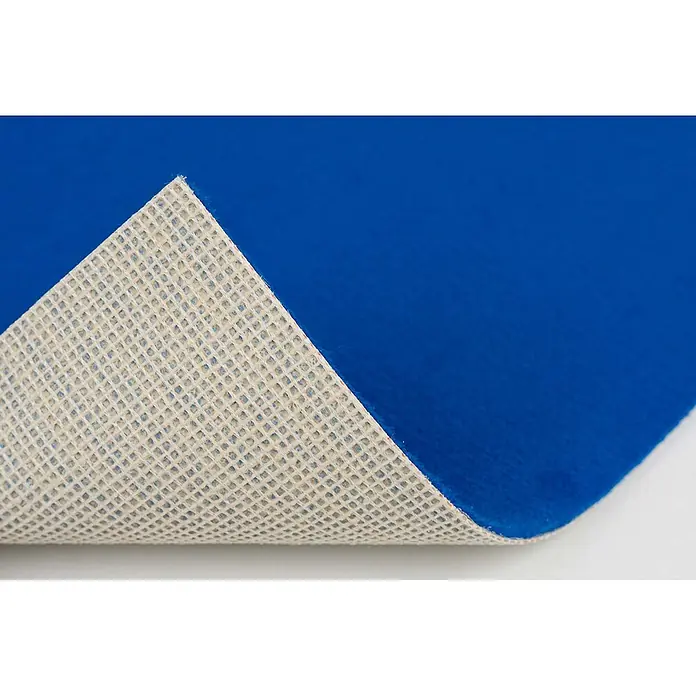 Bricoflor Teppichboden Meterware 5x4m, Velours uni, blau - Velours, 100 % Polyamid (PA), blau - Blaue Matte mit sichtbarer, texturierter Antirutsch-Rückseite.