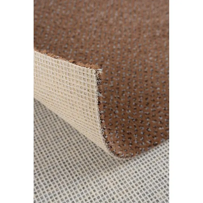 Bricoflor Teppichboden Meterware 2x4m, Velours gemustert, hell-braun - Velours, 100 % Polyamid (PA), hell-braun - Braunes Teppichmuster mit beiger, gittergemusterter Anti-Rutsch-Rückseite, auf einer ähnlichen Anti-Rutsch-Matte platziert.