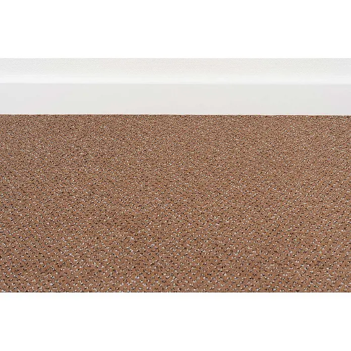 Bricoflor Teppichboden Meterware 2x4m, Velours gemustert, hell-braun - Velours, 100 % Polyamid (PA), hell-braun - Brauner melierter Teppich mit weißen und dunklen Sprenkeln, der an eine weiße Fußleiste stößt.