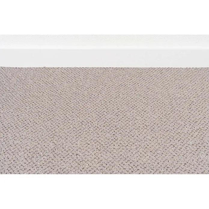 Bricoflor Teppichboden Meterware 6,5x4m, Velours gemustert, grau beige - Velours, 100 % Polyamid (PA), grau beige - Hellbeiger strukturierter Teppich mit gesprenkeltem Muster, als Bodenbelag neben einer weißen Fußleiste.