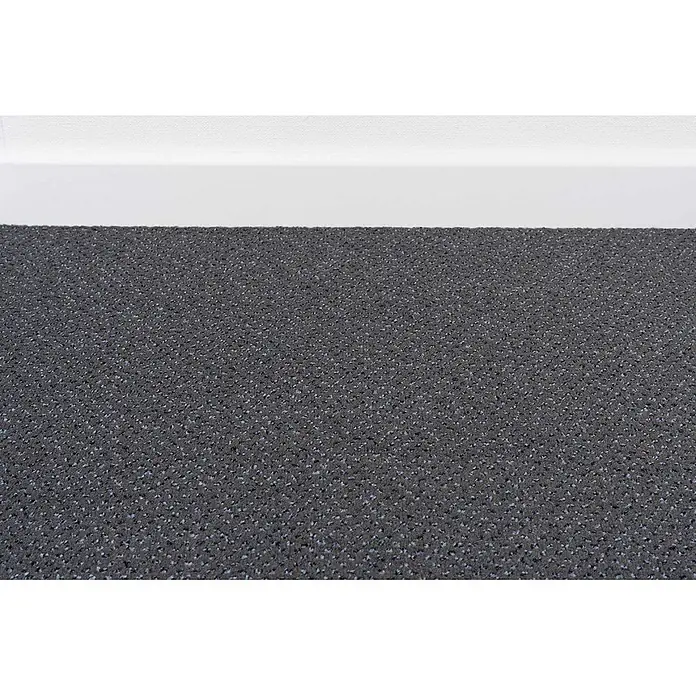 Bricoflor Teppichboden Meterware Velours gemustert, dunkel-grau, 250 x 400 cm - Breite: 400 cm, Velours, 100 % Polyamid (PA), dunkel-grau - Eine Nahaufnahme eines dunkelgrauen melierten Teppichs mit helleren Sprenkeln, verlegt auf einem Boden neben einer weißen Fußleiste.