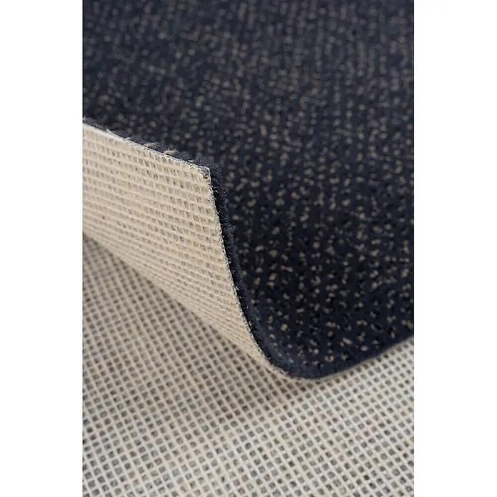 Bricoflor Teppichboden Meterware 4x4m, Velours gemustert, dunkel-grau anthrazit - Velours, 100 % Polyamid (PA), dunkel-grau anthrazit - Dunkelblaue Matte mit beigem, rutschfestem Gitterrücken, teilweise angehoben, um ihre Textur zu zeigen.