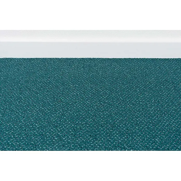 Bricoflor Teppichboden Meterware 8x4m, Velours gemustert, türkis grün - Velours, 100 % Polyamid (PA), türkis grün - Blaugrüner strukturierter Teppich mit weißen Sprenkeln als Bodenbelag an einer weißen Fußleiste.