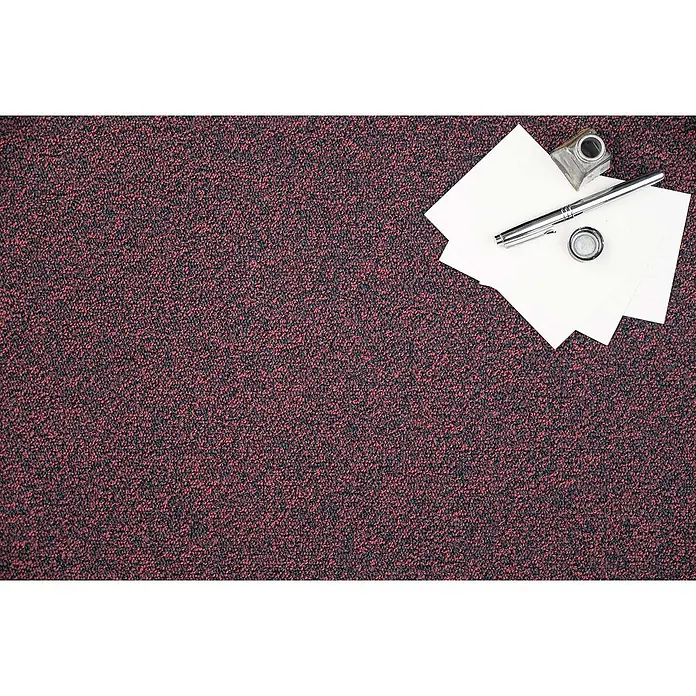 Bricoflor Teppichboden Meterware Schlinge meliert, rot schwarz, 900 x 400 cm - Breite: 400 cm, Schlinge, 100 % Polyamid (PA), rot schwarz - Rot-schwarzer gesprenkelter Teppich mit weißem Papier, einem silbernen Stift und einem Tintenfass oben rechts.