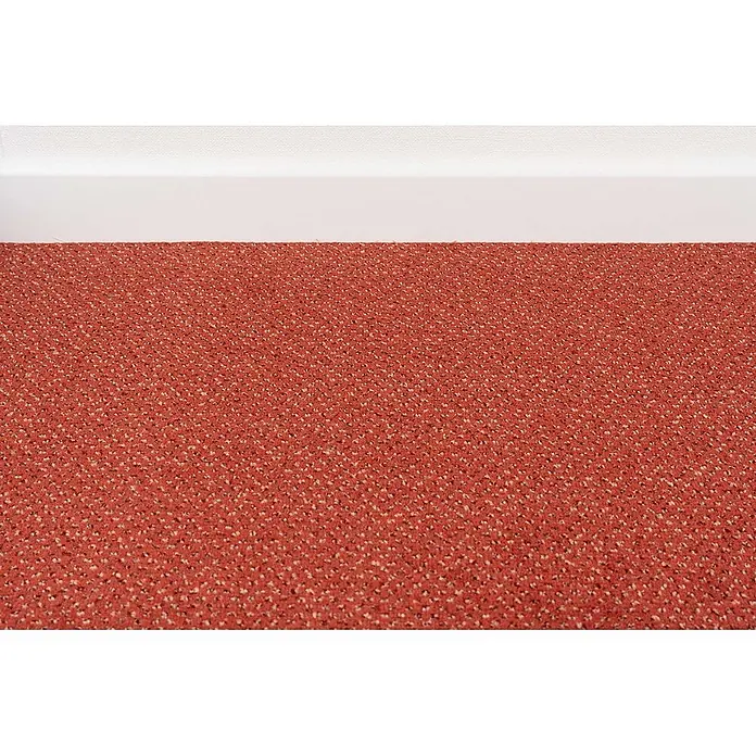 Bricoflor Teppichboden Meterware 3x4m, Velours gemustert, orange terra - Velours, 100 % Polyamid (PA), orange terra - Texturierter roter Schlingenflor-Teppich, verlegt an einer weißen Fußleiste.
