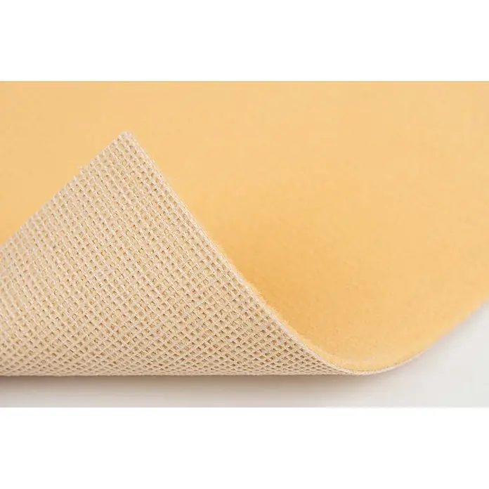 Bricoflor Teppichboden Meterware 3,5x4m, Velours uni, gelb - Velours, 100 % Polyamid (PA), gelb - Hellgelbe rutschfeste Teppichunterlage, eine Ecke angehoben, um die beigefarbene Gitterunterseite zu zeigen.