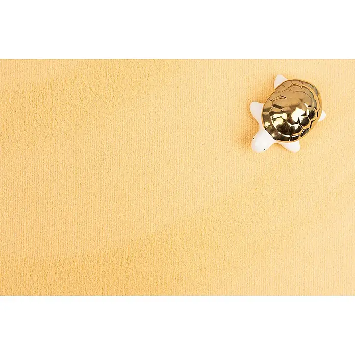 Bricoflor Teppichboden Meterware 3,5x4m, Velours uni, gelb - Velours, 100 % Polyamid (PA), gelb - Gold-weiße Schildkrötenfigur mit glänzendem Panzer auf einer strukturierten gelben Oberfläche.